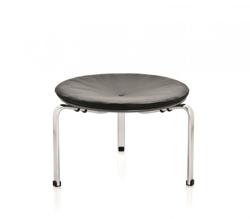 PK 33 Hocker von Fritz Hansen: Runder Hocker mit schwarzem Lederpolster und Stahlgestell.